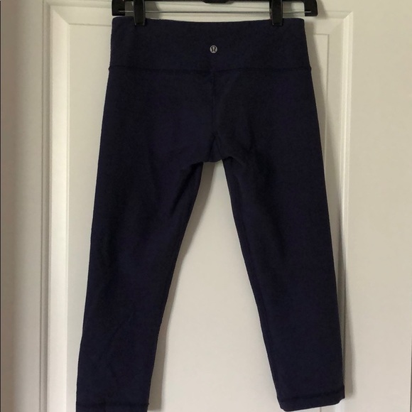 LuLu Lemon reversible crop - Picture 2 of 6